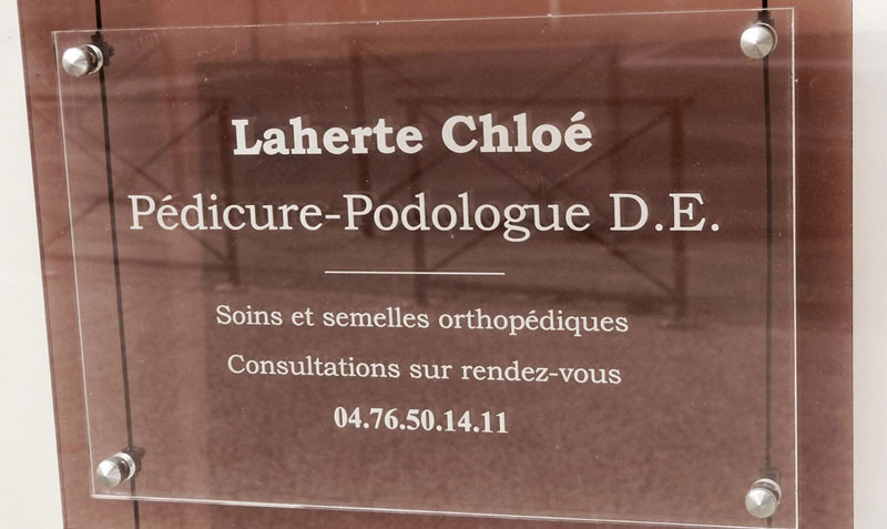 Plaque située devant le cabinet de Chloé LAHERTE